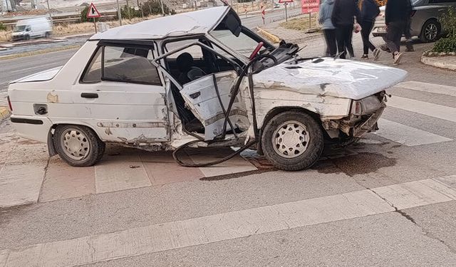 Afyonkarahisar'da kamyonetle otomobille çarpıştı: 3 yaralı