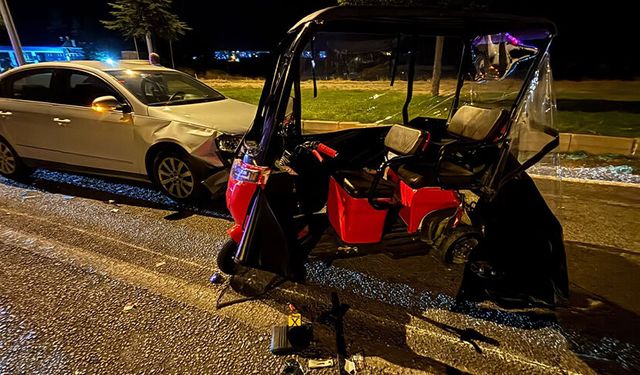 Kütahya'da otomobil elektrikli bisiklete çarptı: 2 yaralı