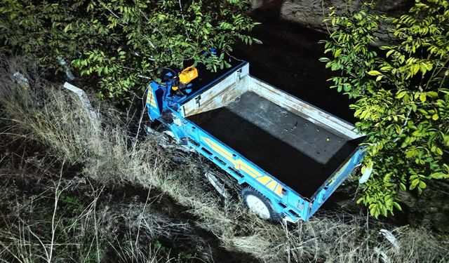Afyonkarahisar’da otomobilin çarptığı patpat 3 metre yükseklikten tarlaya düştü