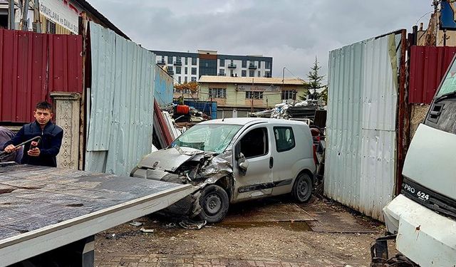 Afyonkarahisar'da vinç hurdalık önünde çarptığı aracı hurdaya çıkardı