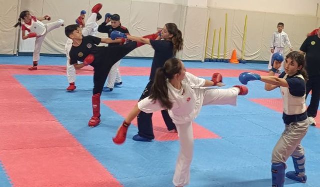 Eskişehir'de genç sporcular haftanın 6 günü karate yapıyor
