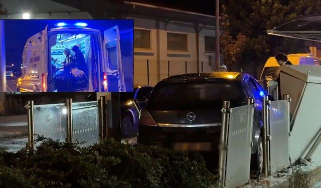 Eskişehir'de otomobil tramvay durağına girdi: Facia kıl payı atlatıldı