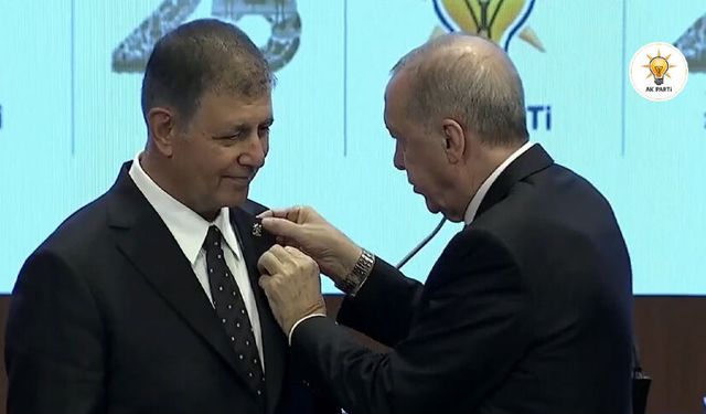 İzmir ilk kez AK Parti'de: Tugay'a rozeti Cumhurbaşkanı Erdoğan taktı