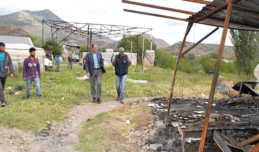 Başkan Çam'dan çadırı yanan mevsimlik işçilere ziyaret