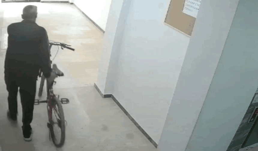 Eskişehir'de açık bulduğu apartman kapısından girerek bisiklet çaldı