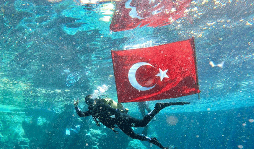 Suyun altında Türk Bayrağı açtı