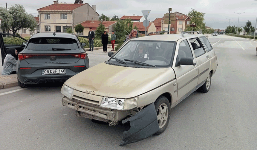 Eskişehir'de iki otomobil çarpıştı