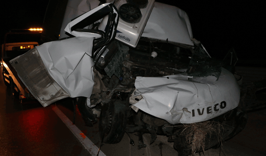 Afyonkarahisar-Antalya karayolunda kamyonet kamyona arkadan çarptı
