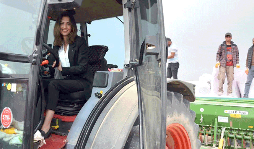 Eskişehir’de Beylikova Kaymakamı traktör başına geçti