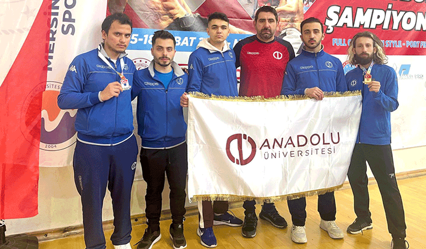 Anadolu Üniversitesi turnuvadan madalya ve kupa ile döndü