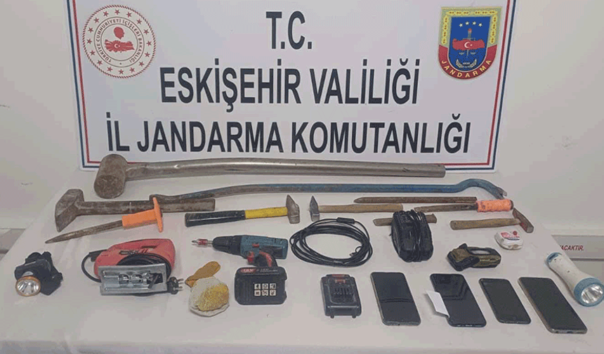 Eskişehir’de jandarma ekiplerinden kaçak kazıya suçüstü