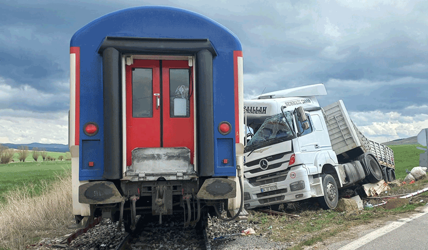 Eskişehir'den kalkan tren Afyon'da tıra çarptı
