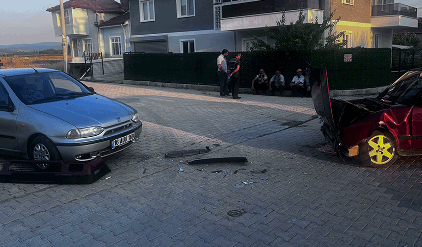 Kütahya'da kavşakta otomobiller çarpıştı: 1 yaralı
