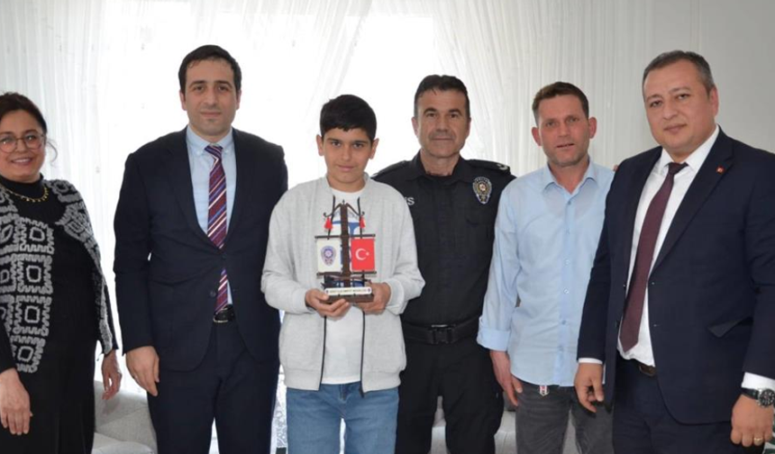 Bilecik'te bayrak sevdalısı kahramanı çocuğa ziyaret