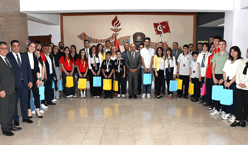 TÜBİTAK dereceleriyle Eskişehir’in adını duyuran öğrencilerden anlamlı ziyaret