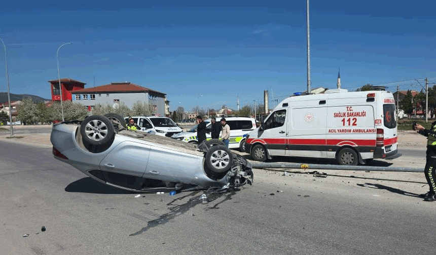 Kütahya'da otomobil aydınlatma direğine çarpıp ters döndü