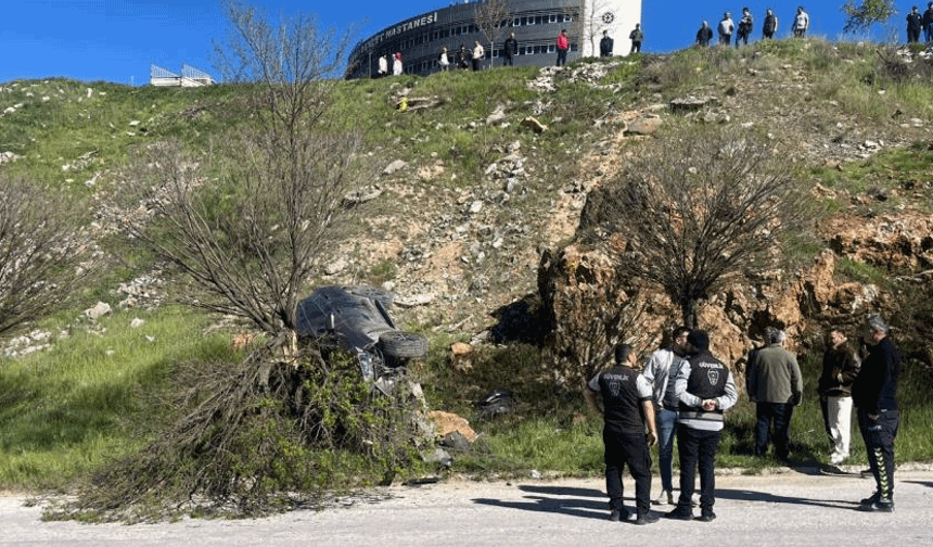 Kütahya'da park halindeki otomobil hareket ederek uçuruma yuvarlandı