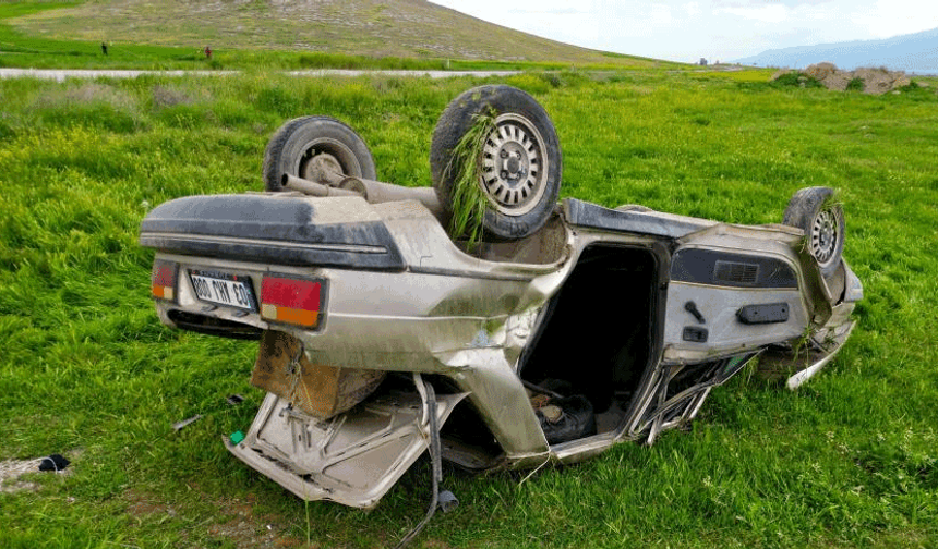 Afyon'da şarampole devrilen otomobilde 1 kişi öldü, 4 kişi yaralandı