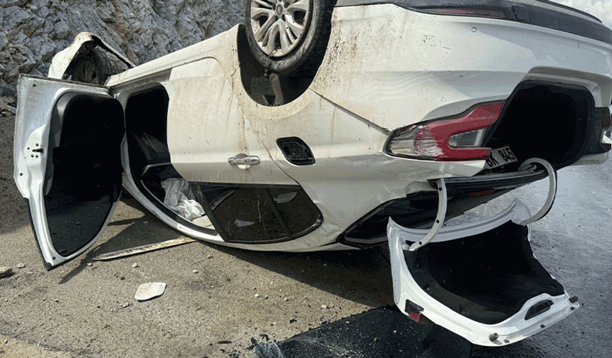 Afyonkarahisar'da takla atıp refüje giren otomobilde 4 kişi yaralandı