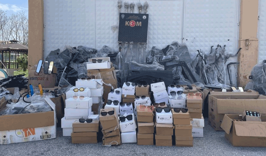 Kütahya'da kaçakçılık operasyonu, binlerce kaçak ürün ele geçirildi