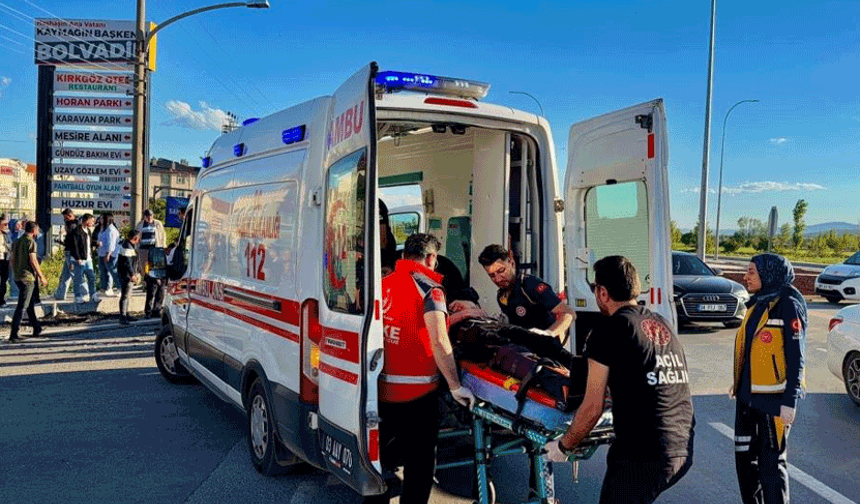 Afyon'da otomobilin tur otobüsüne çarptığı kazada faciadan dönüldü