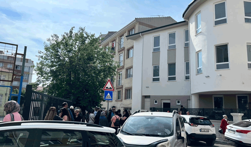 Eskişehir’de LGS heyecanı başladı, aileler okul önlerinde bekliyor