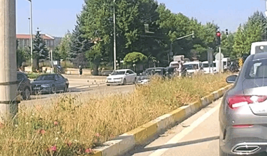 Eskişehir'de yaşlı kadına yol vermek için duran araç kaza yaptı