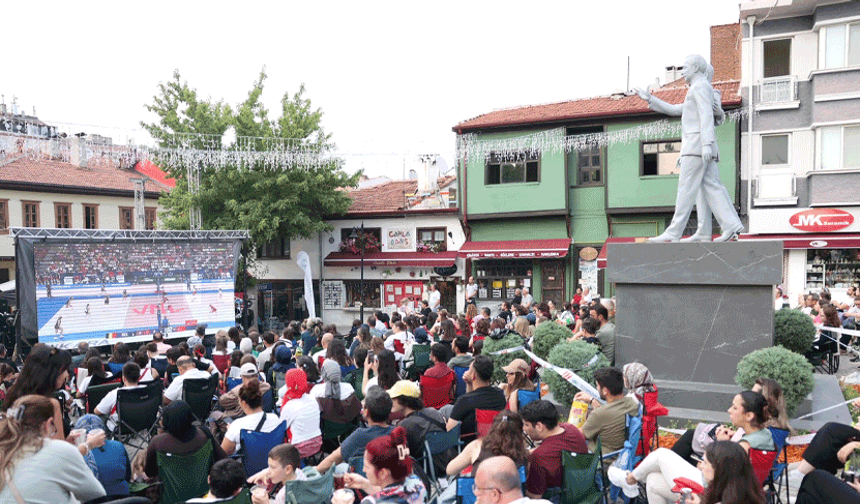 Hicri Sezen Meydanı’nda milli gurur ve yaz sineması bir arada