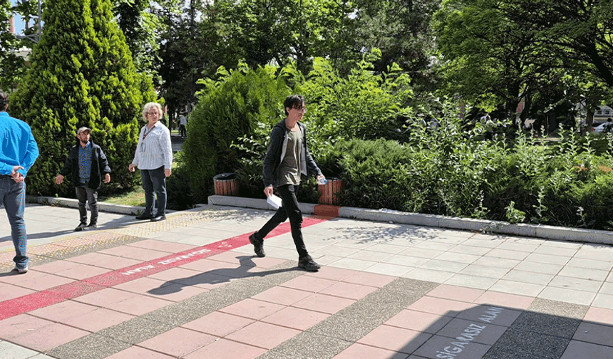 Sınava son saniyelerde geldi, yakınının tepkisi gündem oldu