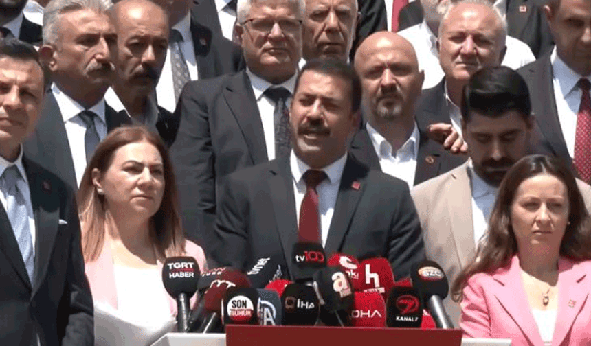 Yalaz’dan CHP genel merkezi önünde 74 il başkanı adına olağanüstü kurultay açıklaması