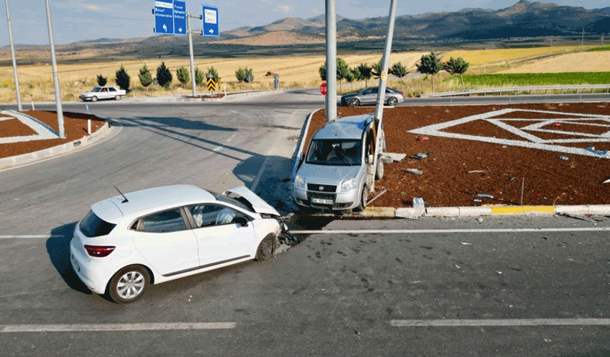Afyon'da hafif ticari araç otomobille çarpıştı: 7 yaralı