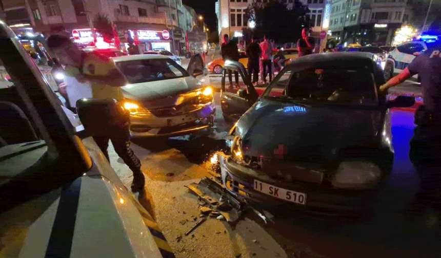 Alkollü sürücü, fark etmediği beton refüjü aşıp kaza yaptı