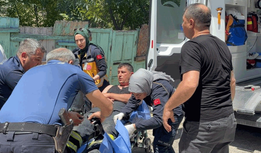 Bilecik'te çatı yangınına müdahale ederken bir alt kata düşen itfaiyeci yaralandı