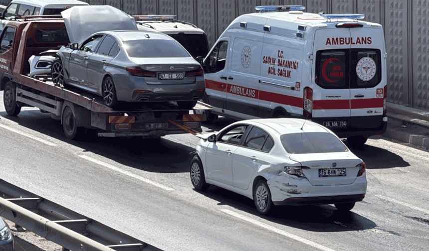 Eskişehir'de 3 aracın karıştığı zincirleme kazada 2 kişi hastaneye kaldırıldı