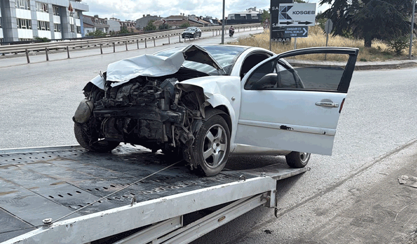 Eskişehir'de kafa kafaya çarpışan araçlar hurdaya döndü