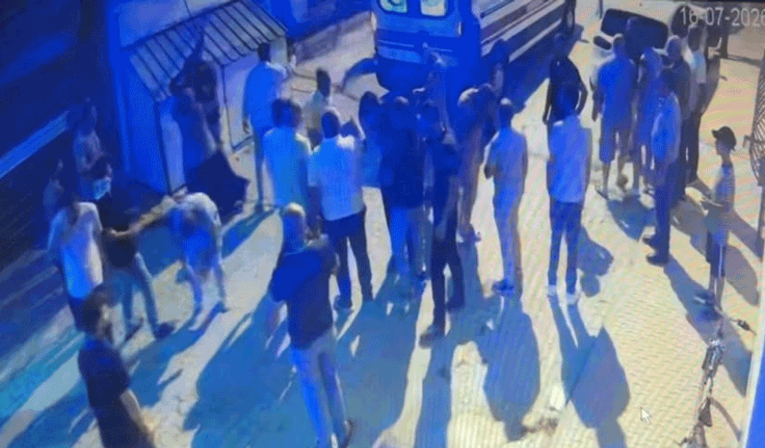 Eskişehir'de satırlı kavga iddiası: 8 kişinin yaralandığı olay kamerada