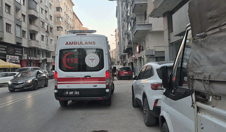 Eskişehir'de sokak ortasında fenalaştı: Kolonya içen şahıs hastaneye kaldırıldı