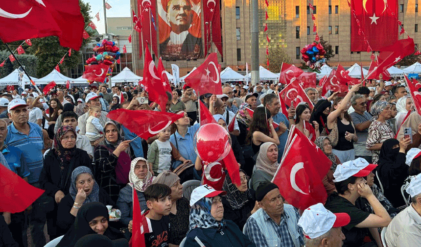 Eskişehirliler Vilayet Meydanı’nı Türk bayraklarıyla doldurdu
