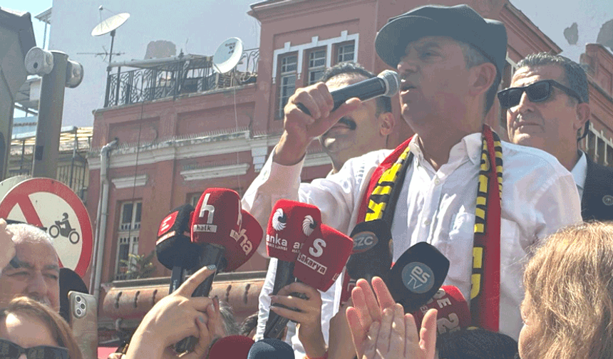 Özgür Özel Hamamyolu’nda bir bankta konuştu: “Eskişehir’de seçilmiş İl Başkanımız Talat Yalaz’ın arkasındayız”