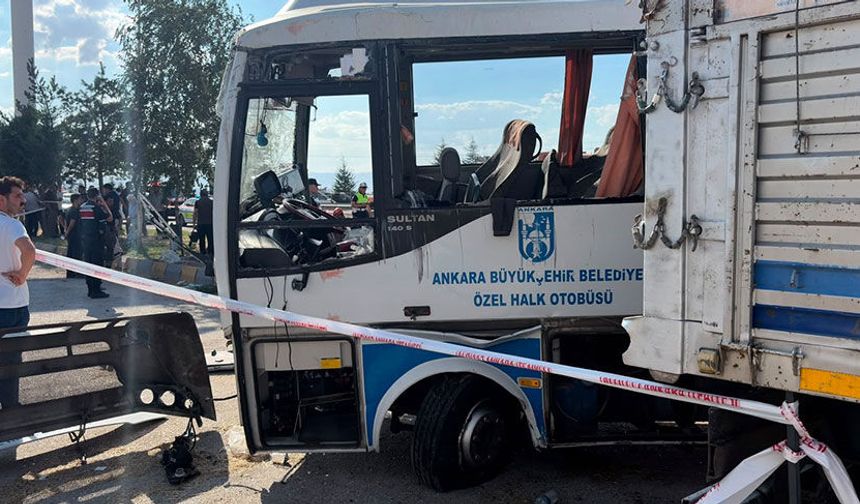 Ankara- Eskişehir yolunda midibüs ile kamyon çarpıştı: 1 ölü, 16 yaralı