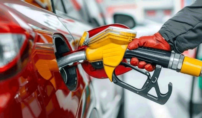 Benzine bir zam daha: Pazartesi tabelaya yansıyacak