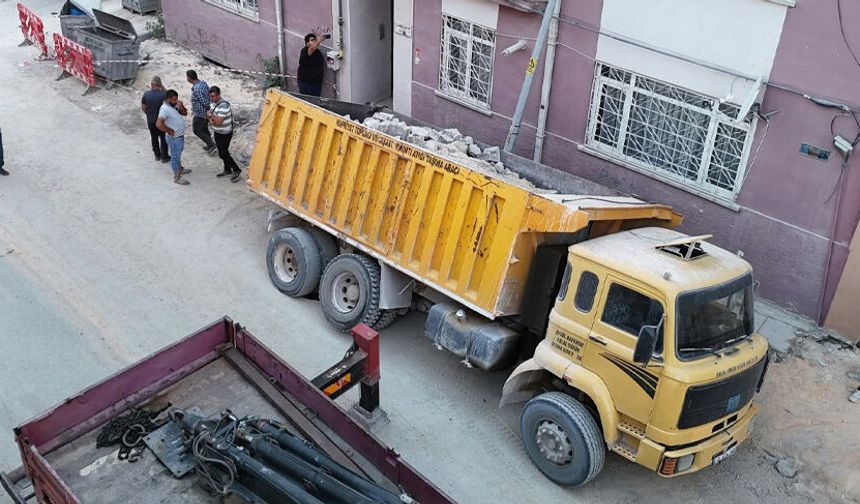 Bir anda yol çöktü! Eskişehir’de park halindeki kamyon çukura gömüldü