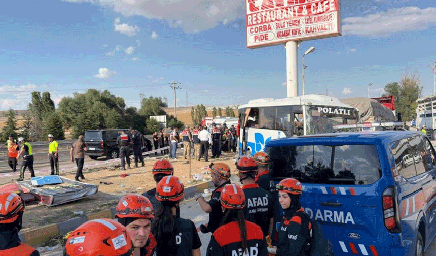 Eskişehir yolunda kamyon ile halk otobüsü çarpıştı