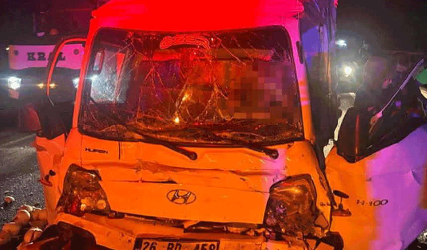 Eskişehir yolunda kaza: Yolcu otobüsü ile kamyonet çarpıştı, 1 ölü