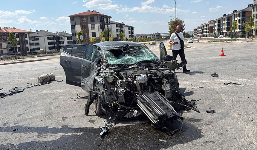 Eskişehir’de otomobil tuğla yüklü tırla çarpıştı: 1 yaralı