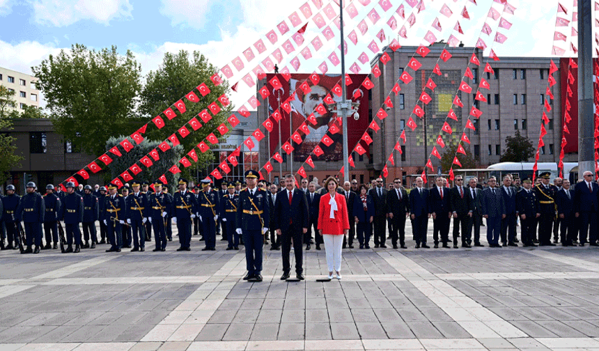Eskişehir’de Zafer Bayramı için anlamlı tören! Protokol bir araya geldi