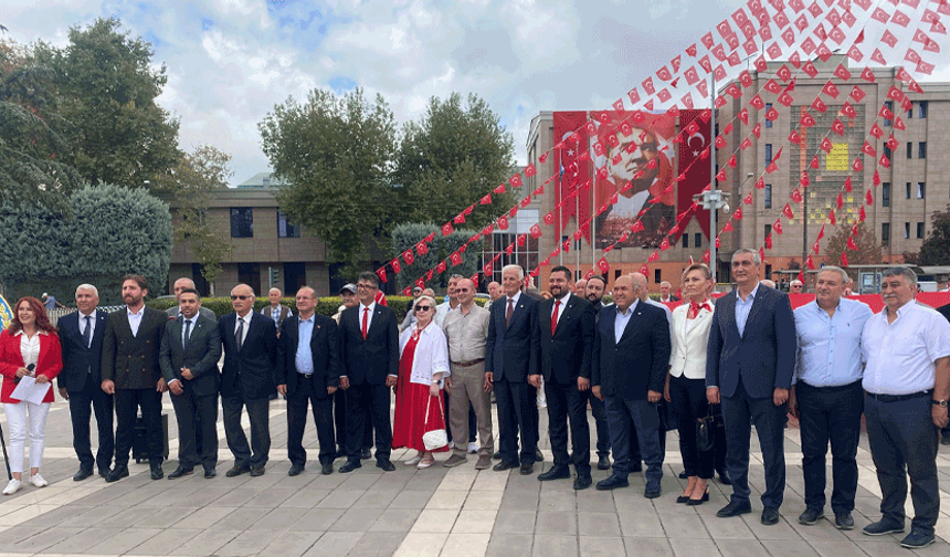 İYİ Parti Eskişehir Teşkilatı’ndan Atatürk Anıtı’na çelenk