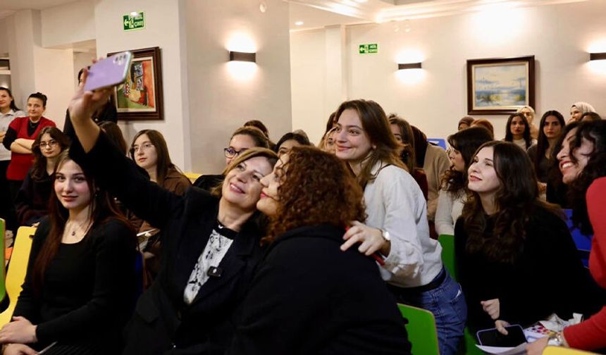 Ünlüce gençlere seslendi: "Türkiye'nin öğrenci başkenti Eskişehir'imize hoş geldiniz"