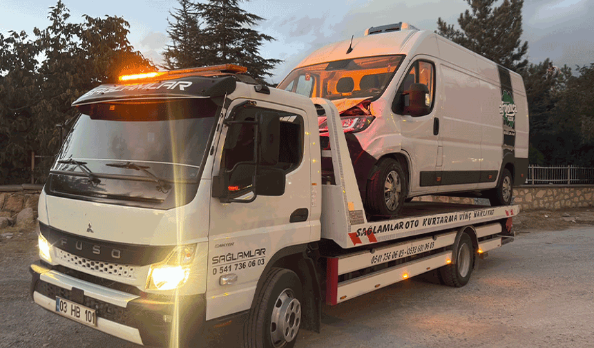 Afyon'da  kamyonetle otomobille çarpıştı: 3 yaralı