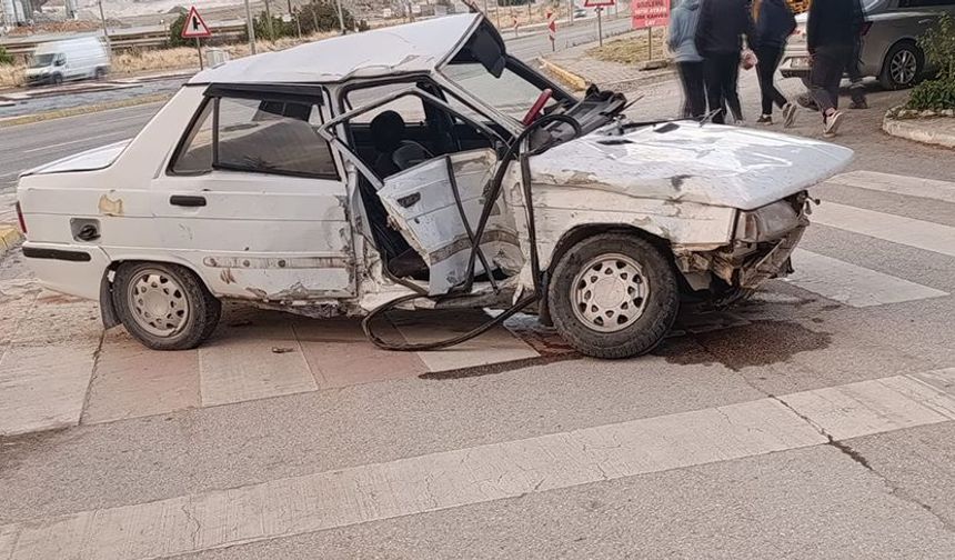 Afyonkarahisar'da kamyonetle otomobille çarpıştı: 3 yaralı